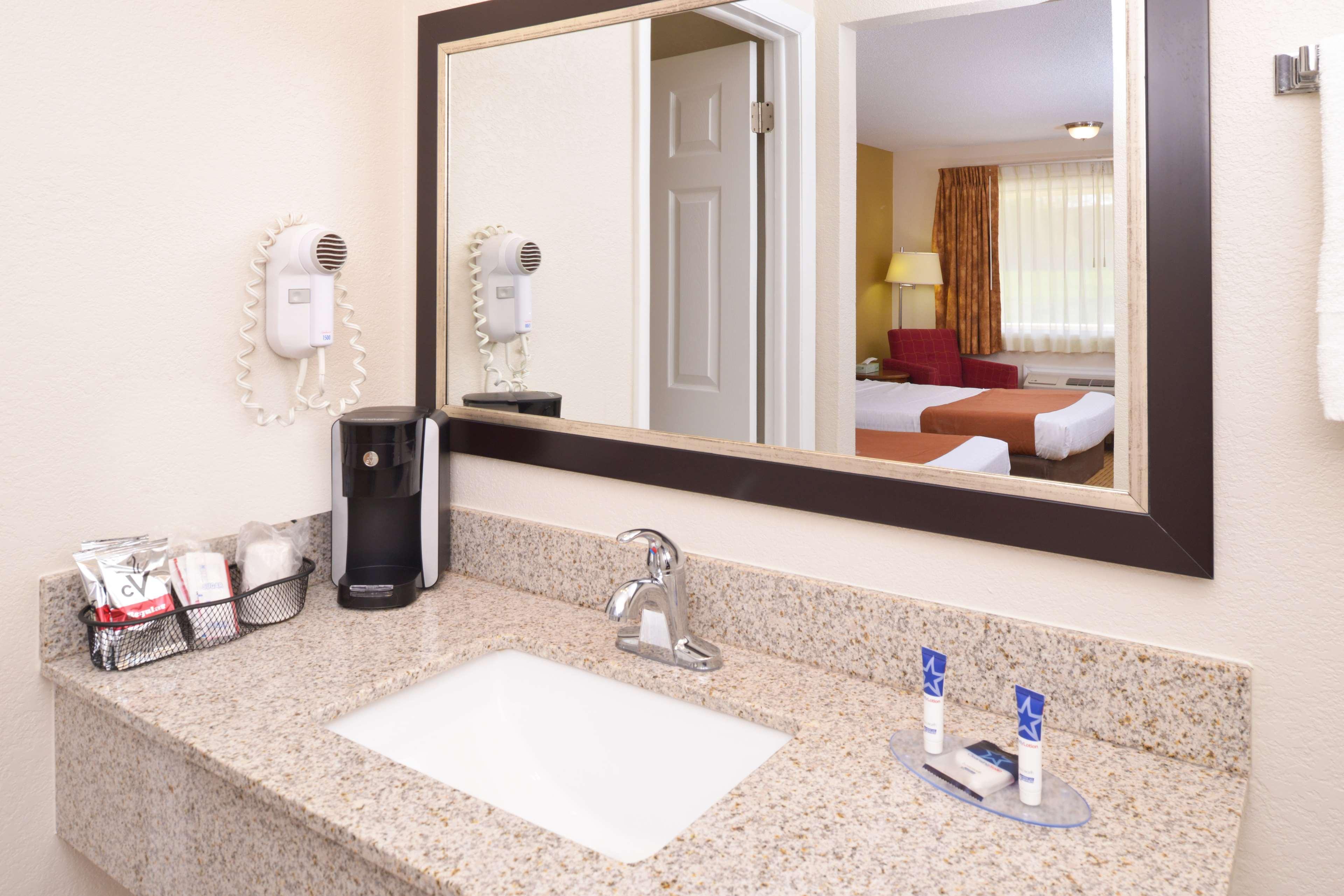 Americas Best Value Inn Plattsburgh Esterno foto