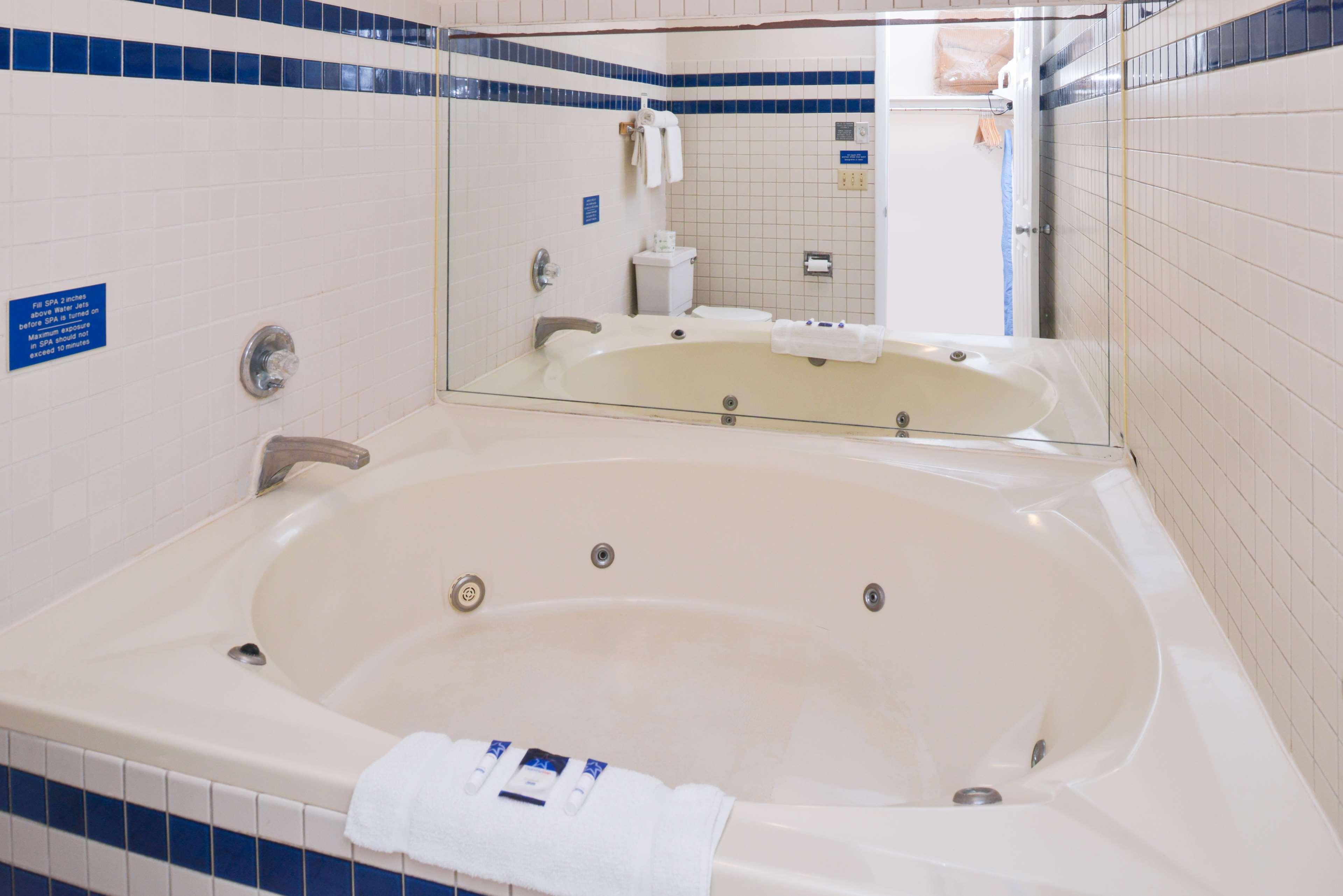 Americas Best Value Inn Plattsburgh Esterno foto