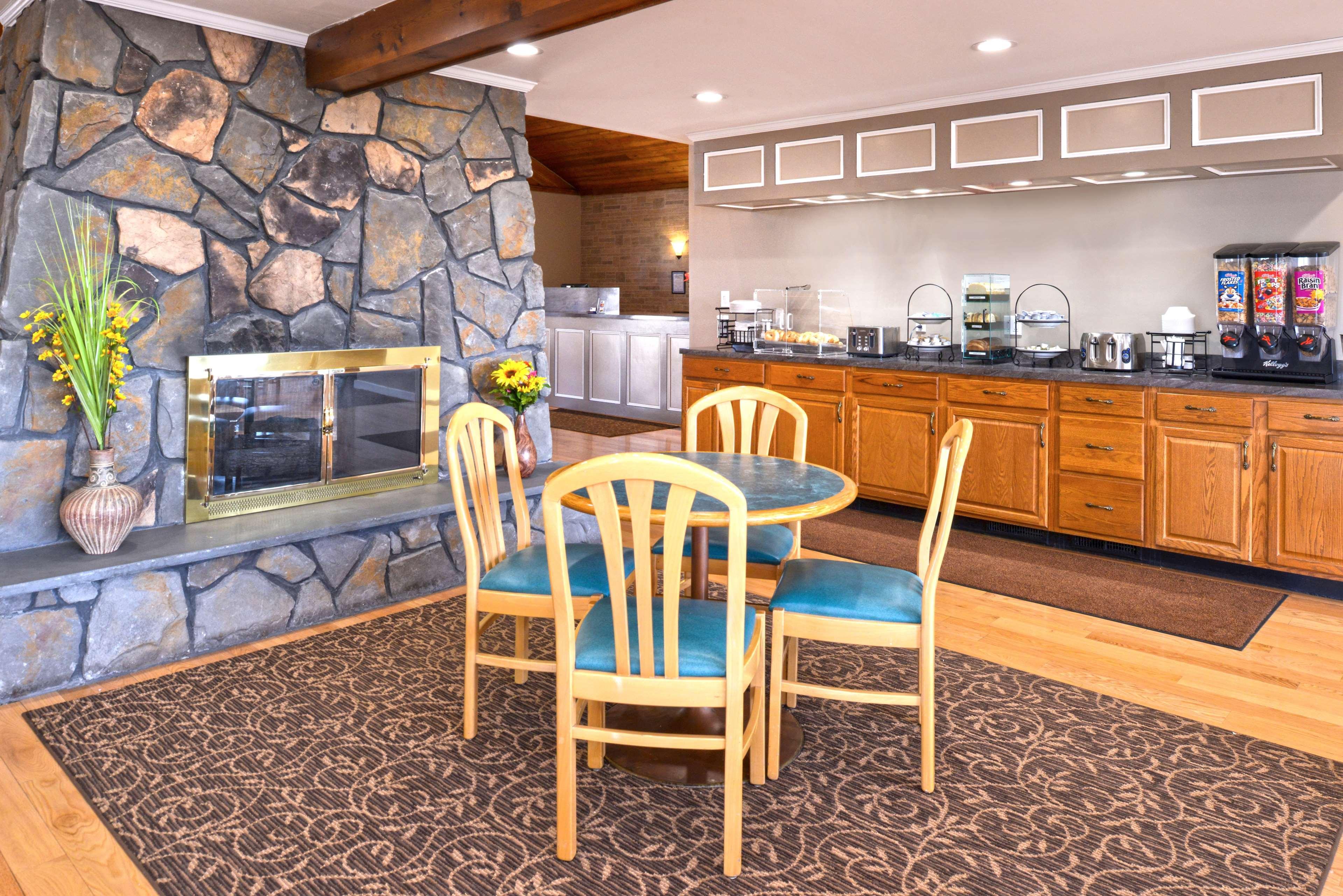 Americas Best Value Inn Plattsburgh Esterno foto
