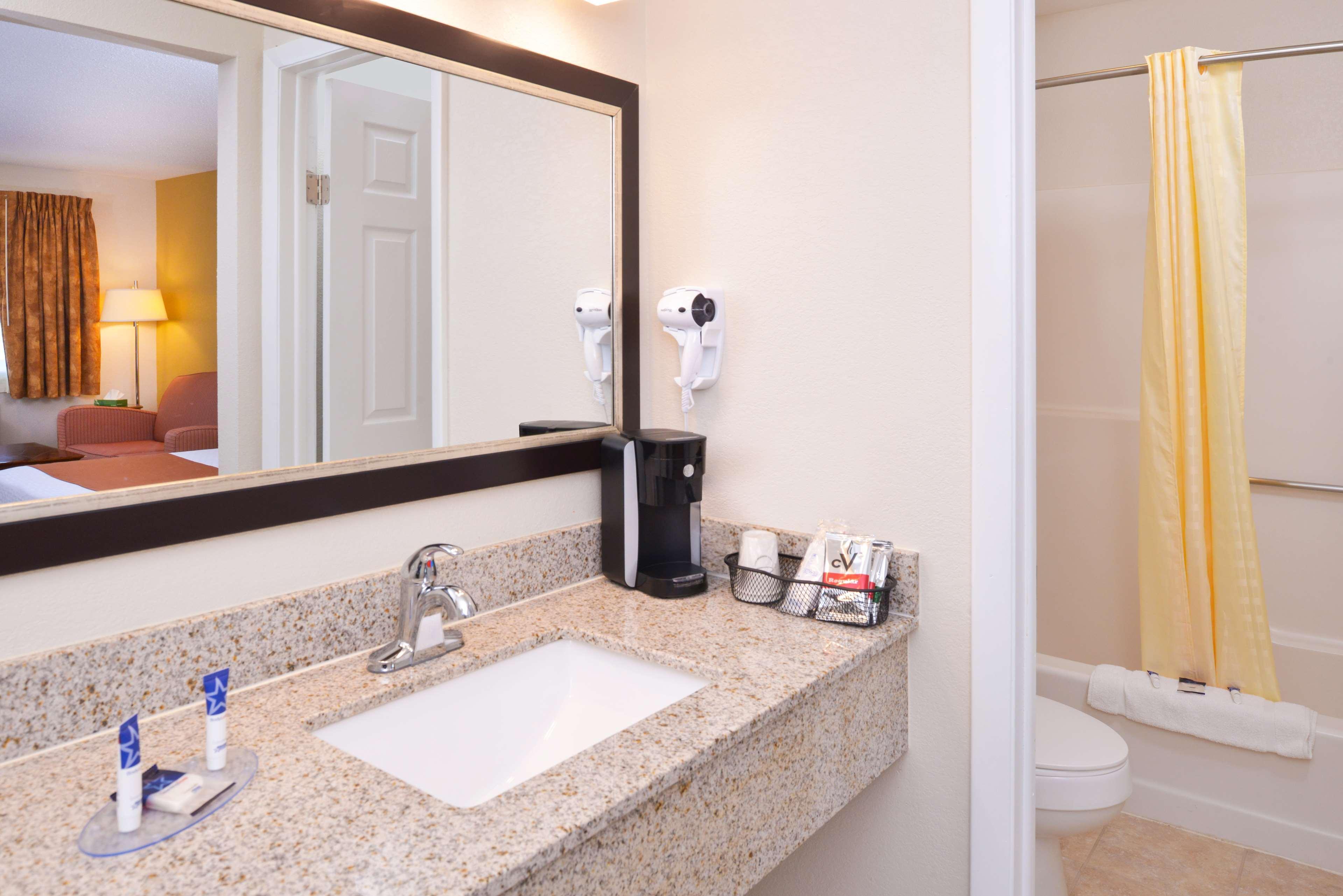 Americas Best Value Inn Plattsburgh Esterno foto