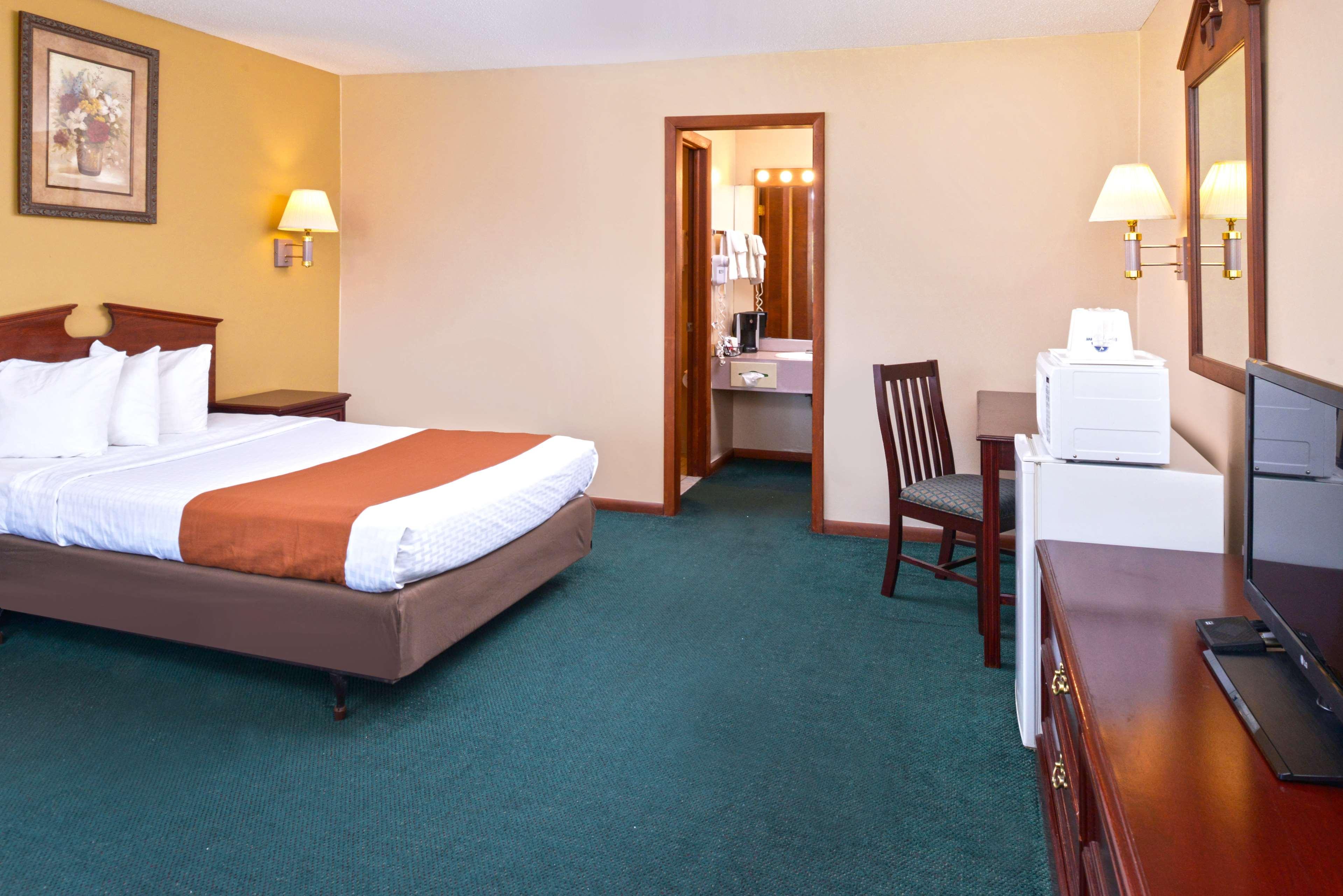 Americas Best Value Inn Plattsburgh Esterno foto