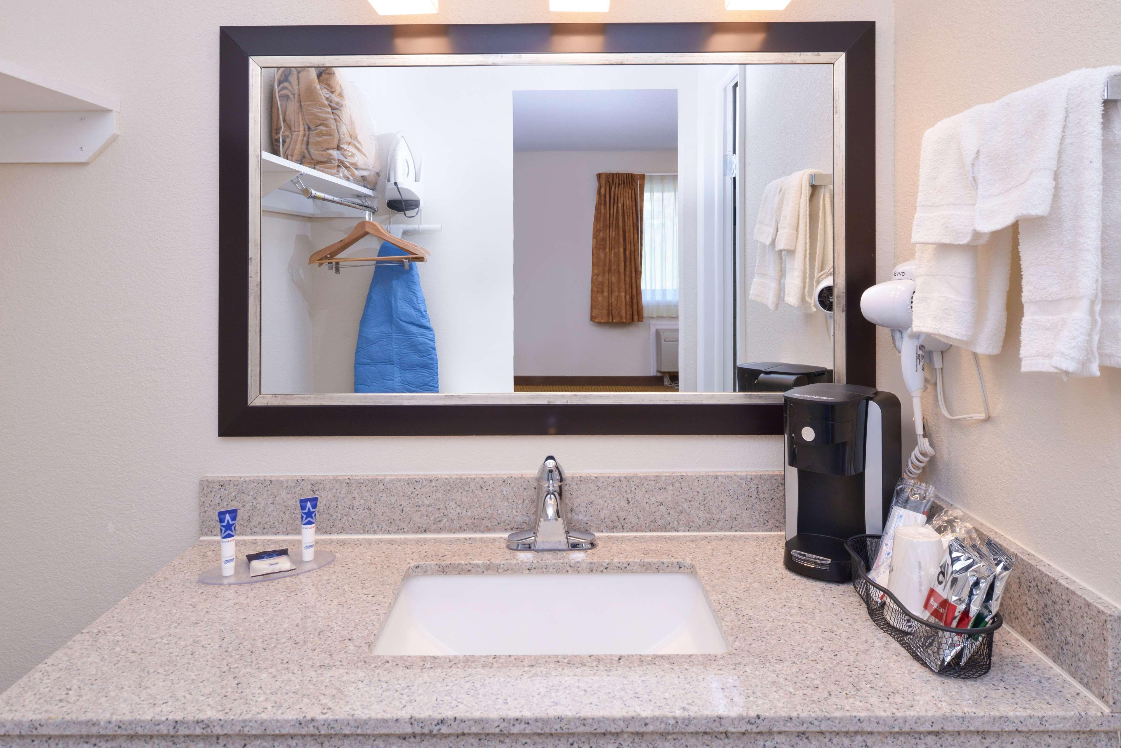 Americas Best Value Inn Plattsburgh Esterno foto