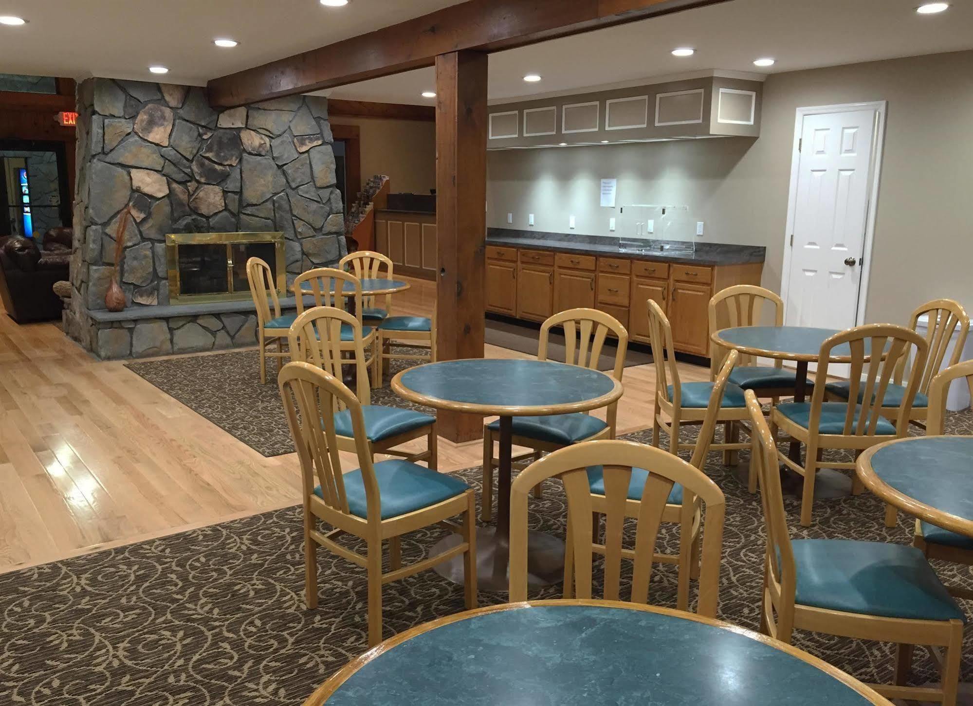 Americas Best Value Inn Plattsburgh Esterno foto