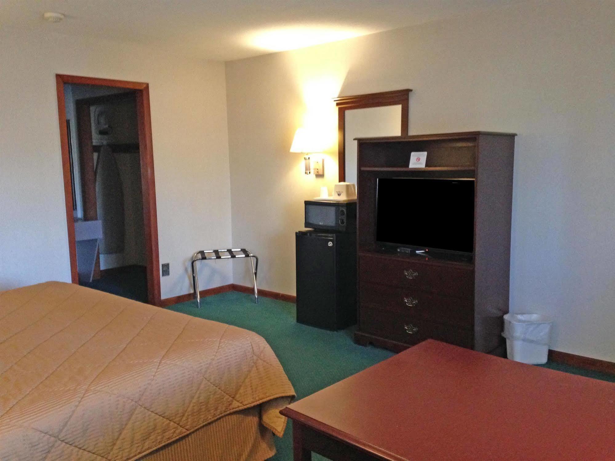 Americas Best Value Inn Plattsburgh Esterno foto