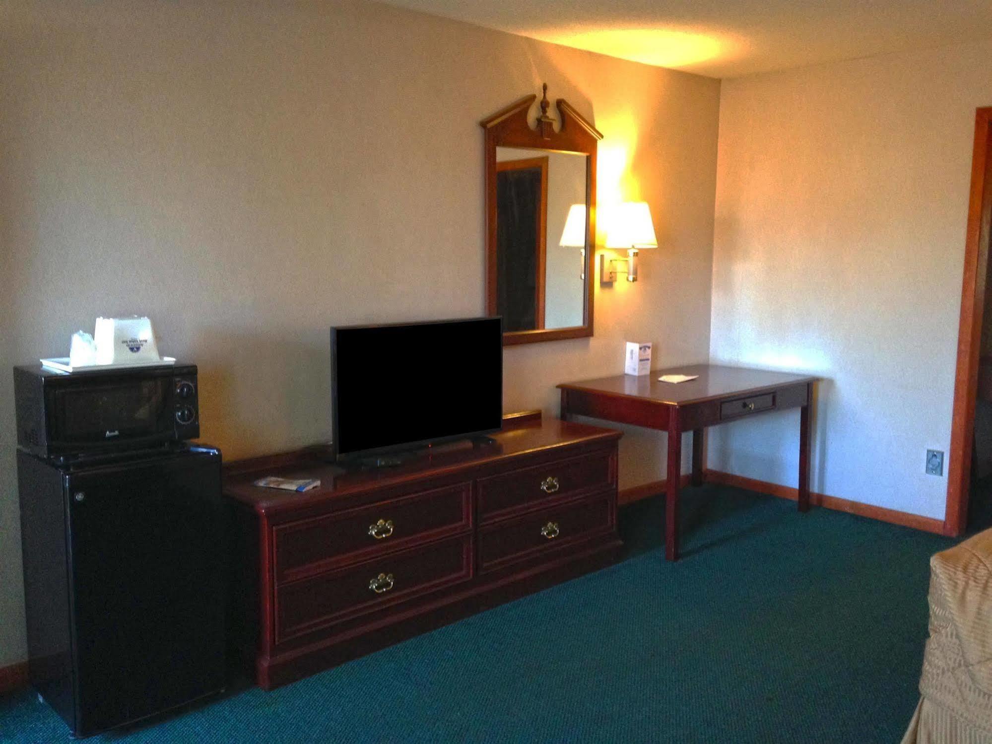 Americas Best Value Inn Plattsburgh Esterno foto