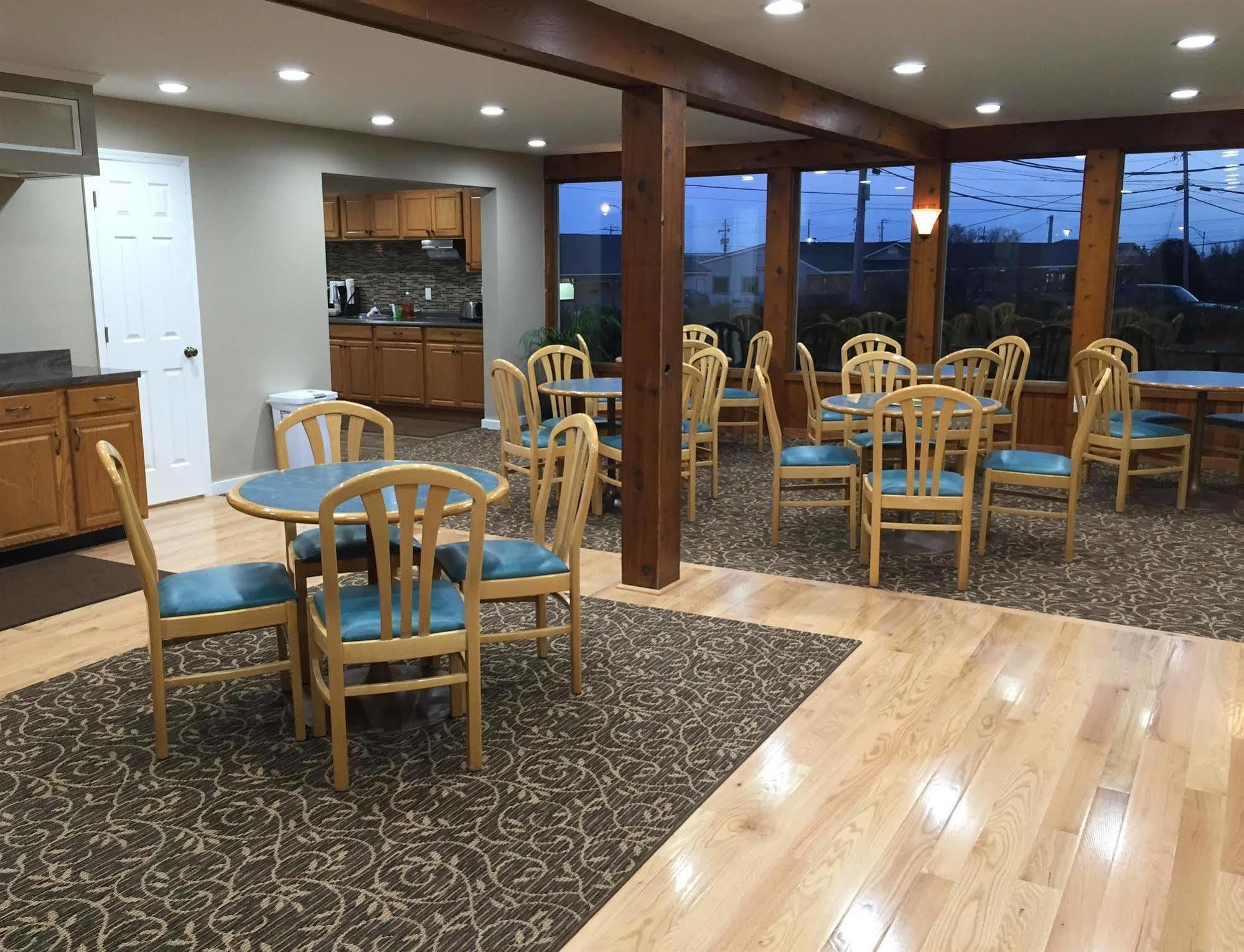 Americas Best Value Inn Plattsburgh Esterno foto