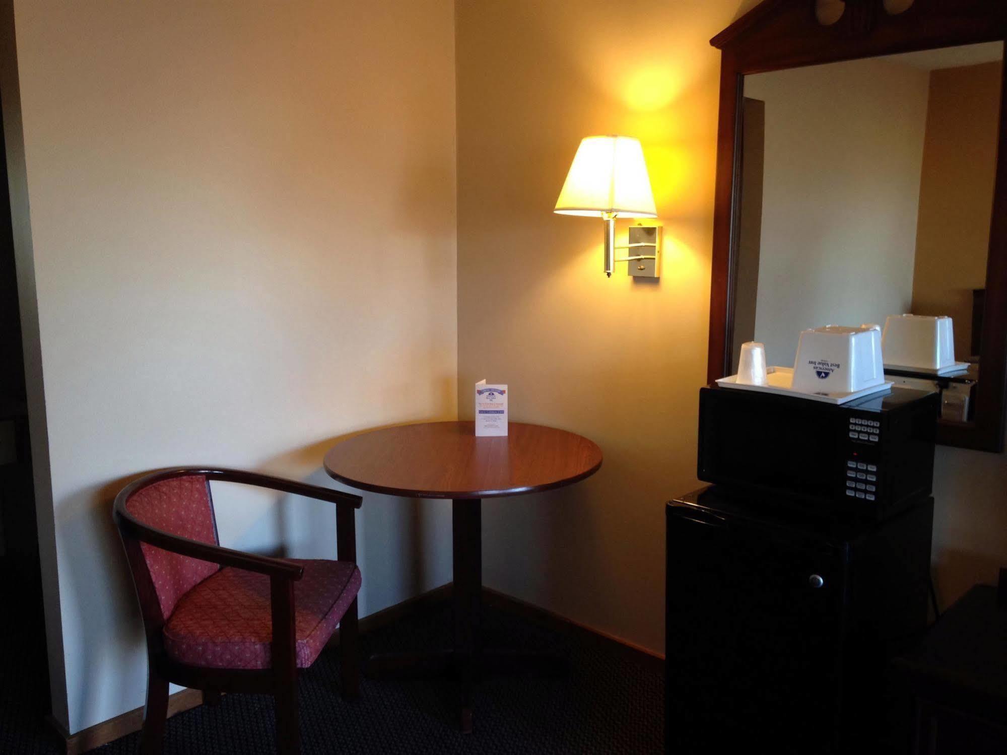 Americas Best Value Inn Plattsburgh Esterno foto